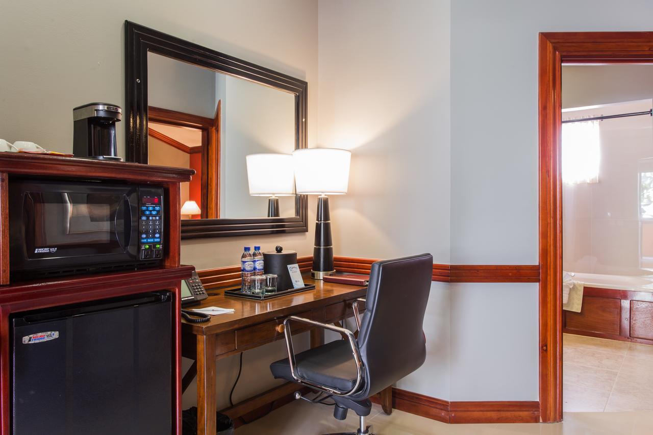 בליז סיטי Best Western Plus Belize Biltmore Plaza מראה חיצוני תמונה